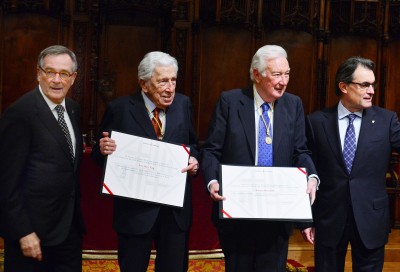 Pere Mir i Puig i Antoni Vila Casas reben la medalla d’Or de l’Ajuntament